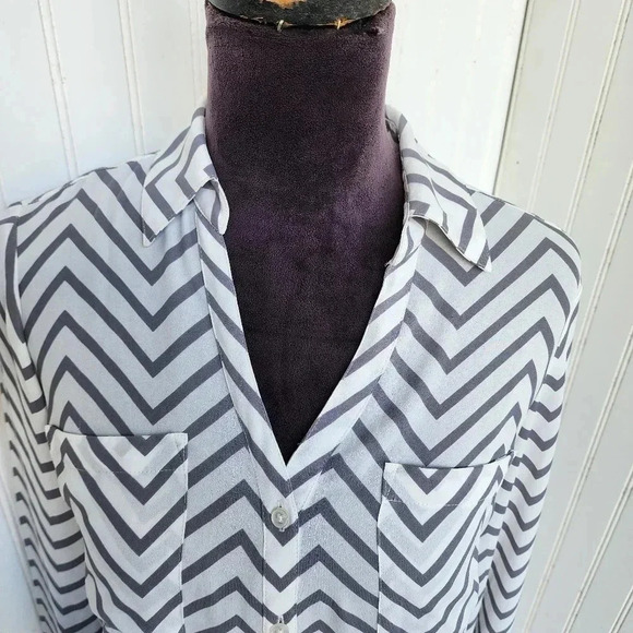 Express Blouse Button Up Womens Gray White Zig Zag The Portfolio Shirt Sz S - Picture 3 of 11